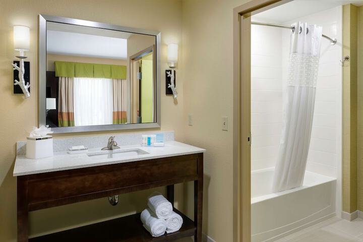 2 Queen Beds Mobility Hearing Accessible Tub (2 of 5)