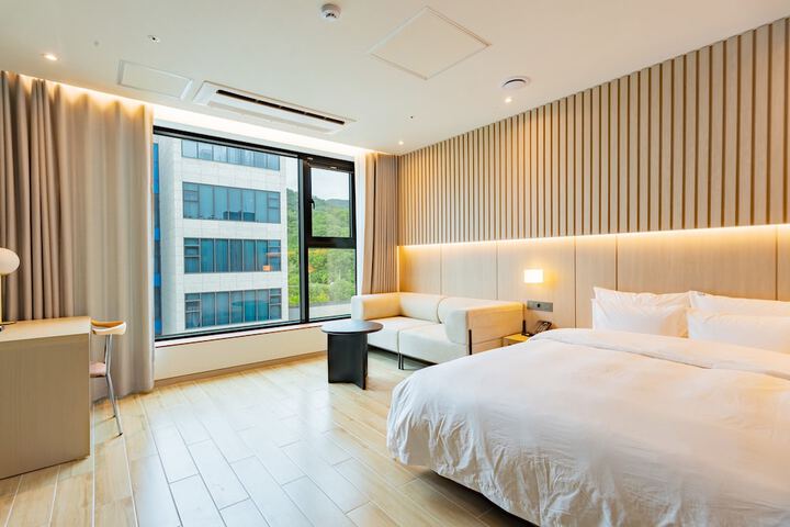 Room 3 of 7