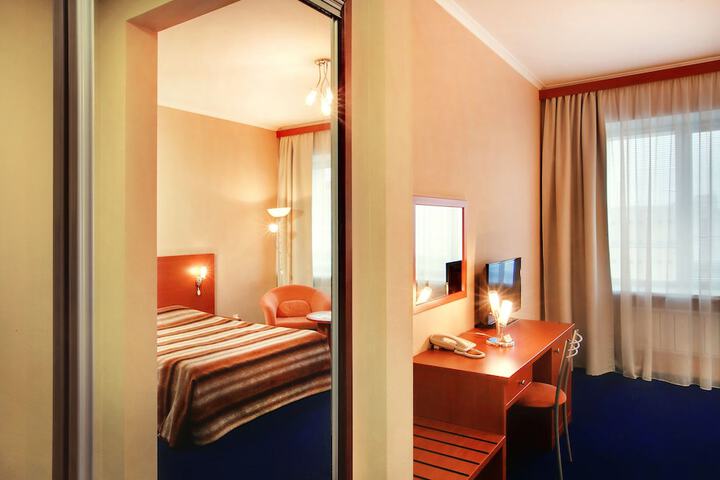 Room 6 of 63