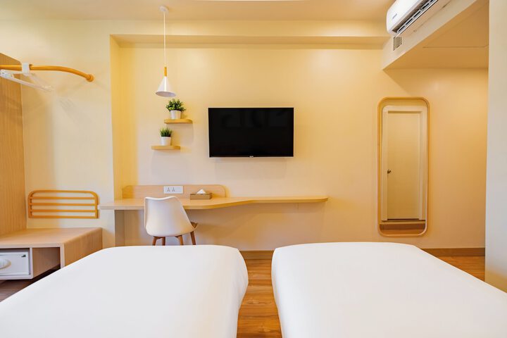 Room 13 of 27
