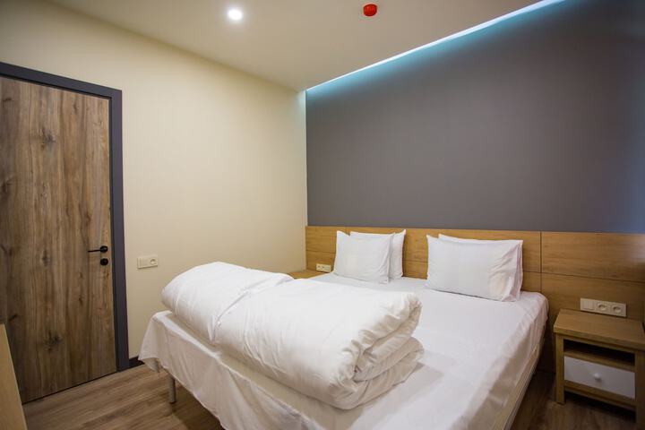 Room 6 of 103