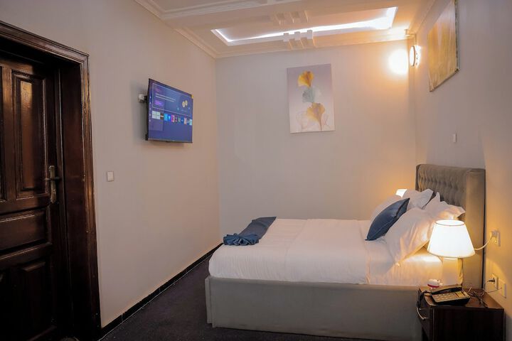 Room 13 of 42