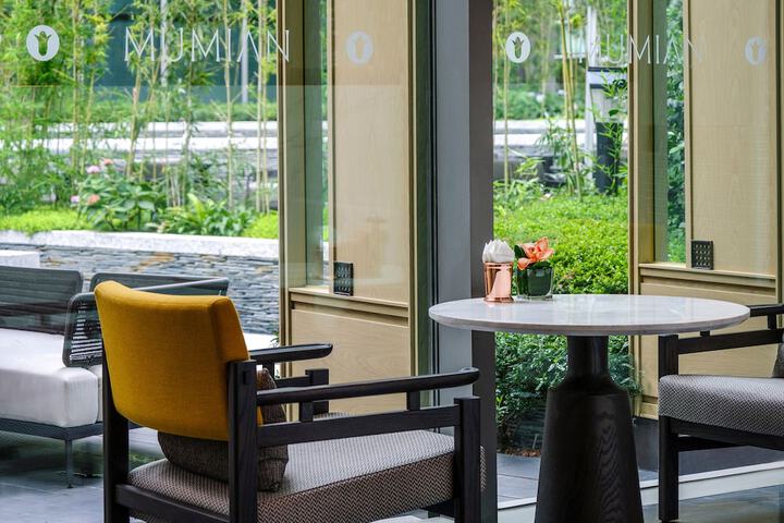 Lobby lounge