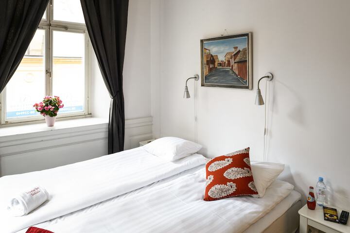 Room 7 of 32