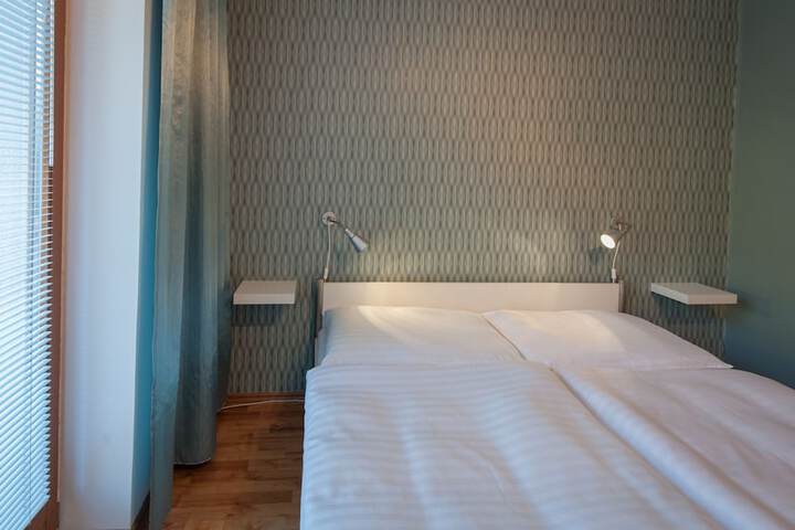 Room 6 of 140