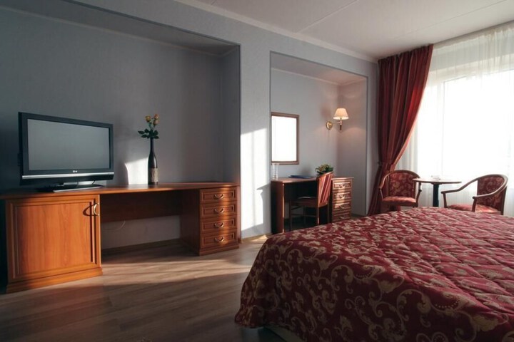 Room 7 of 8