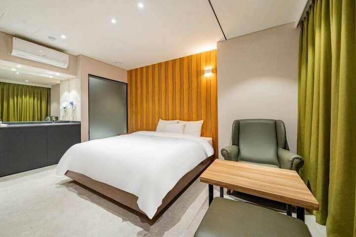 Room 3 of 20