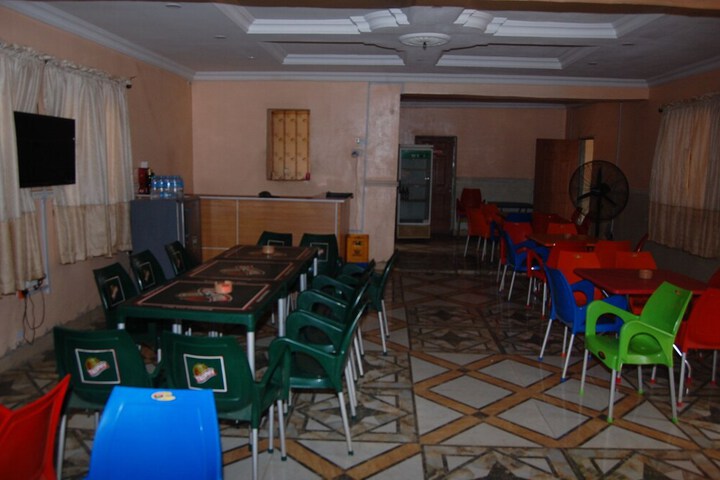 Dining 14 of 23