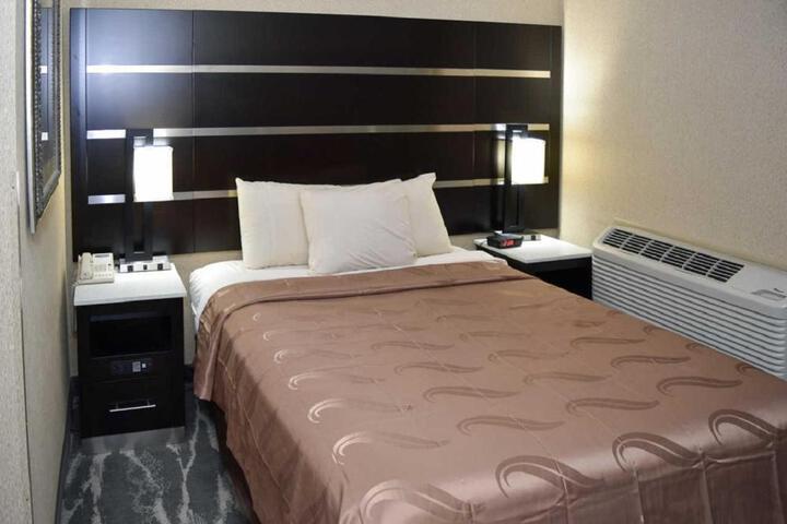 1 Queen Bed (5 of 9)