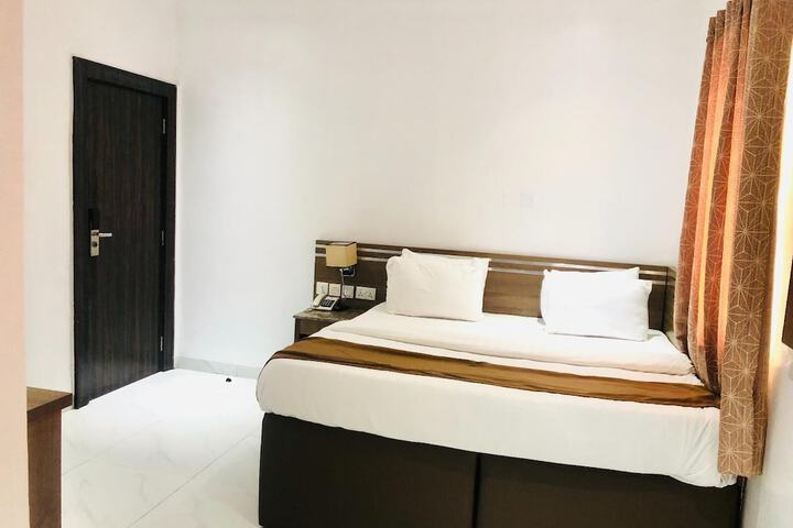 Room 8 of 11
