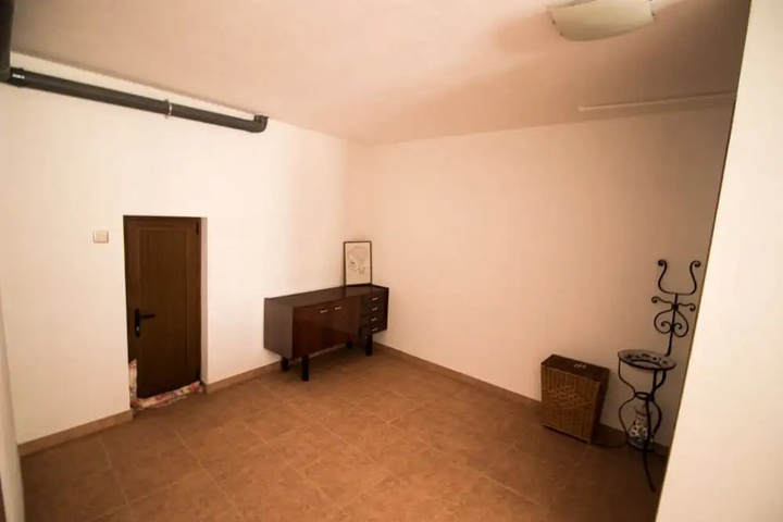 Room 12 of 20