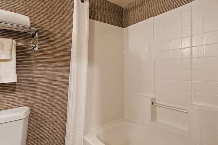 1 King Bed Microwave and Refrigerator WiFi Full Breakfast (7 of 15)