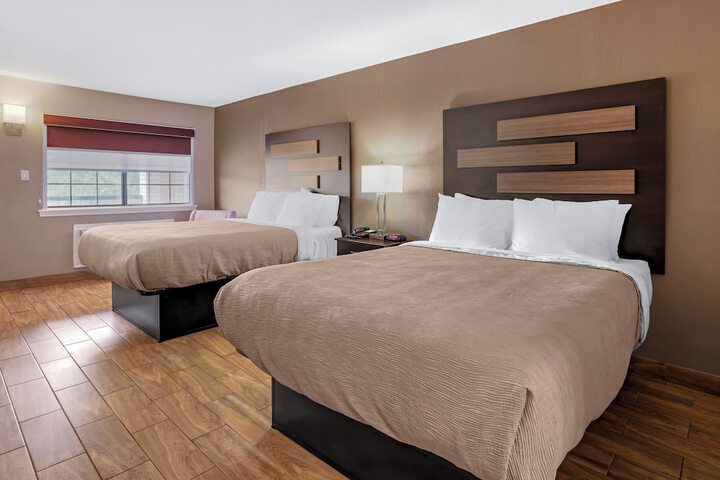 2 Queen Beds (5 of 8)
