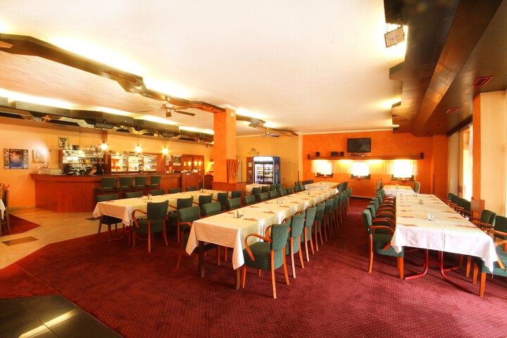 Dining 41 of 52