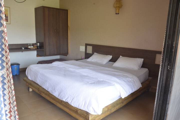 Room 11 of 28