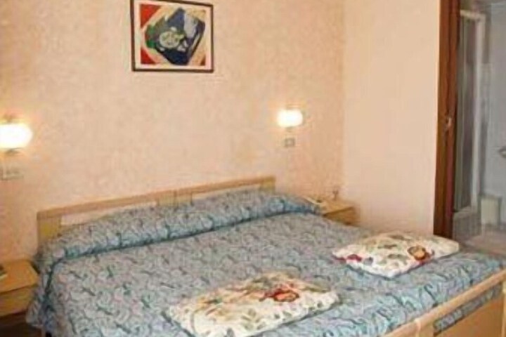 Room 6 of 22