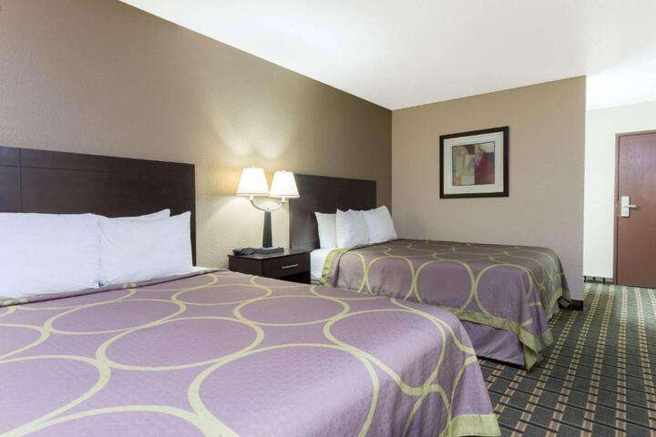 1 Queen Bed (5 of 11)