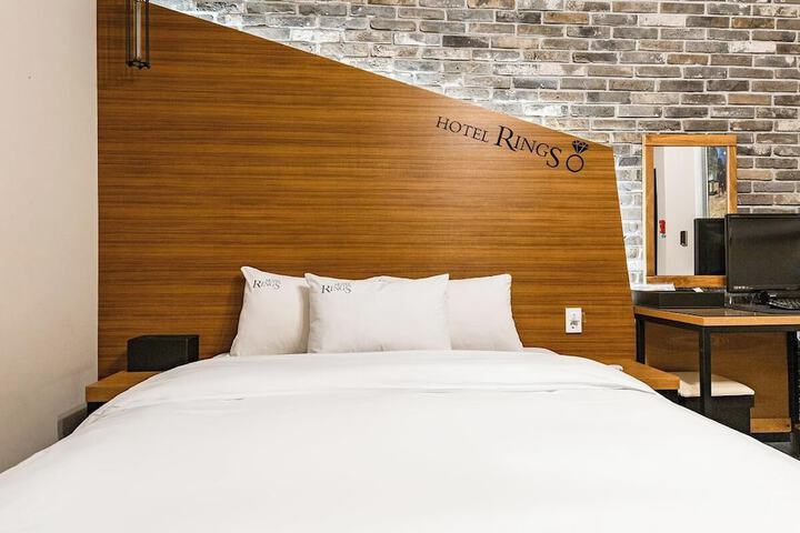 Room 28 of 63