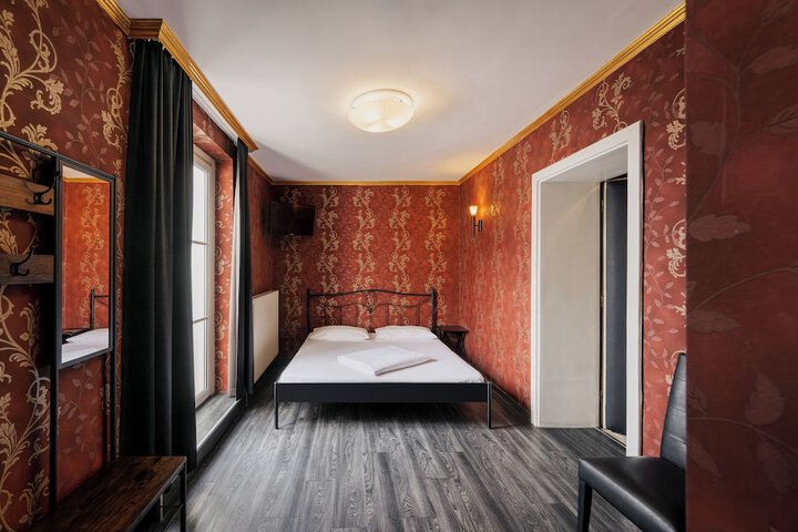 Room 5 of 12