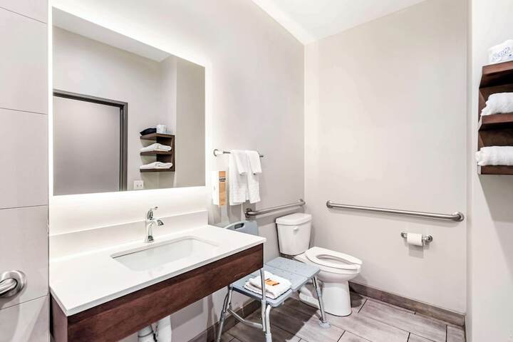 1 King Accessible Bathtb Microfridge Full Breakfast (15 of 20)
