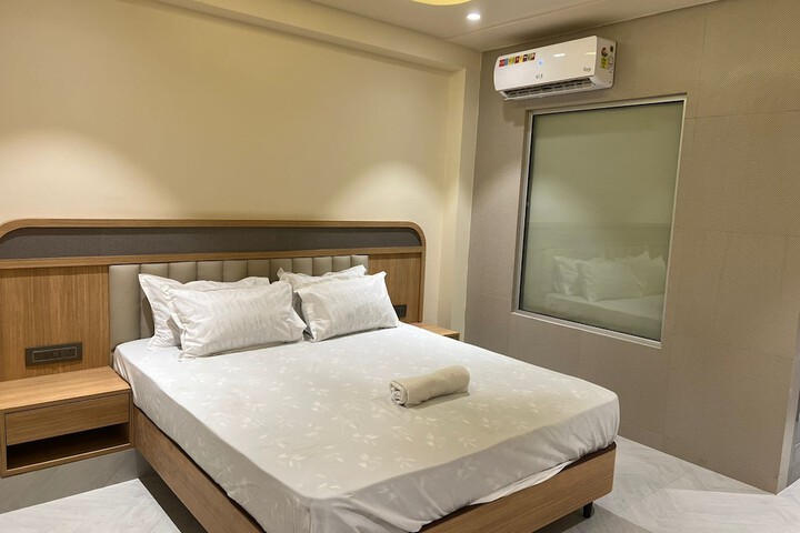Room 5 of 12