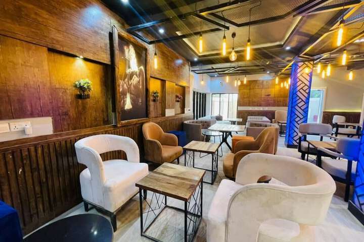 Lounge 9 of 12