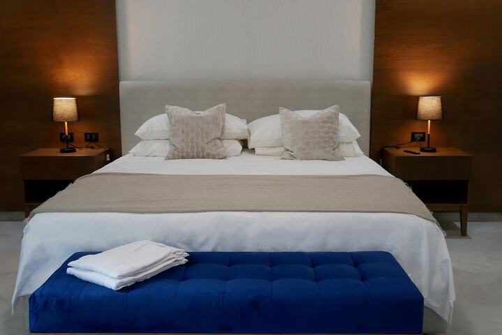 Room 4 of 8