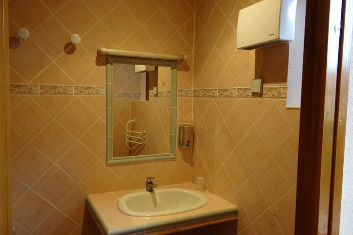 Room 9 of 12