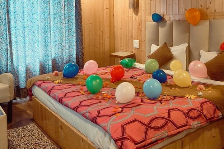 Room 5 of 12