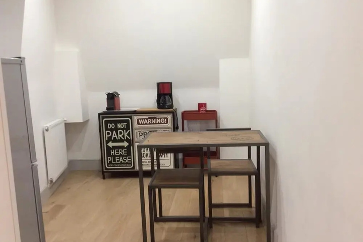 Room 9 of 10