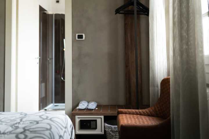Room 8 of 92