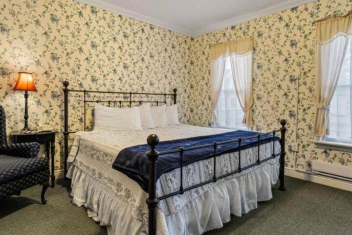1 Queen Bed (1 of 5)