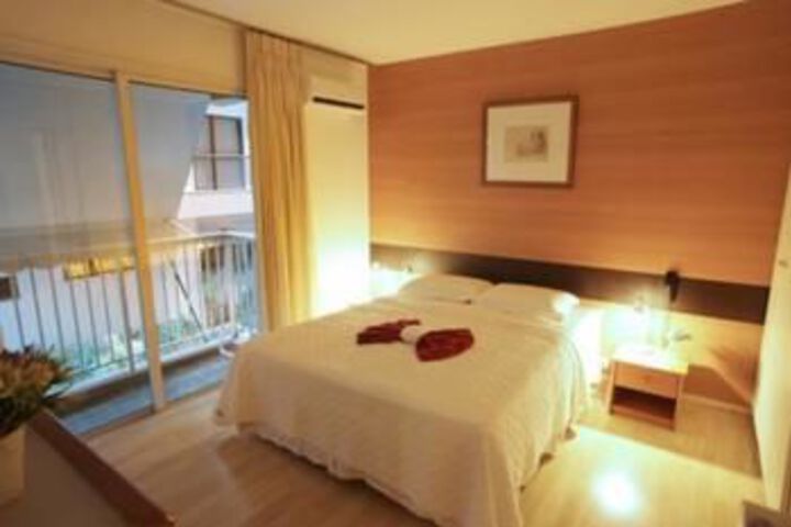 Room 5 of 18