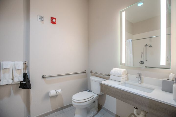 Room 28 of 83