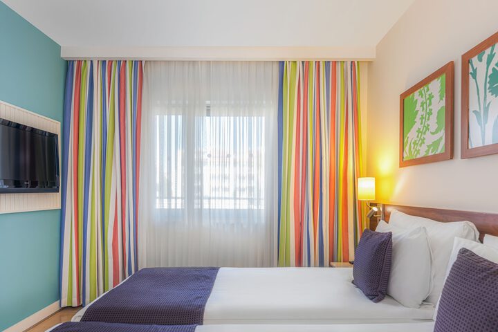 Room 16 of 196
