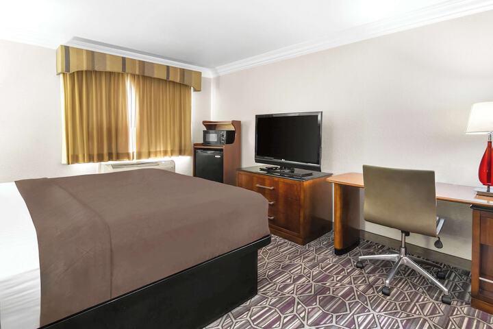 1 King Bed Microwave and Refrigerator Full Breakfast (19 of 19)