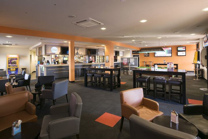 Lounge 21 of 28