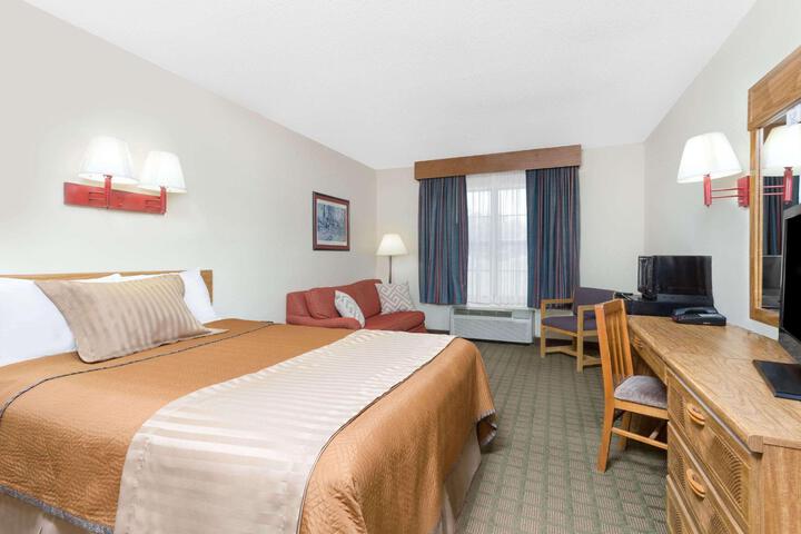 1 Queen Bed Accessible Room (4 of 4)