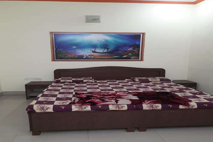 Room 9 of 16