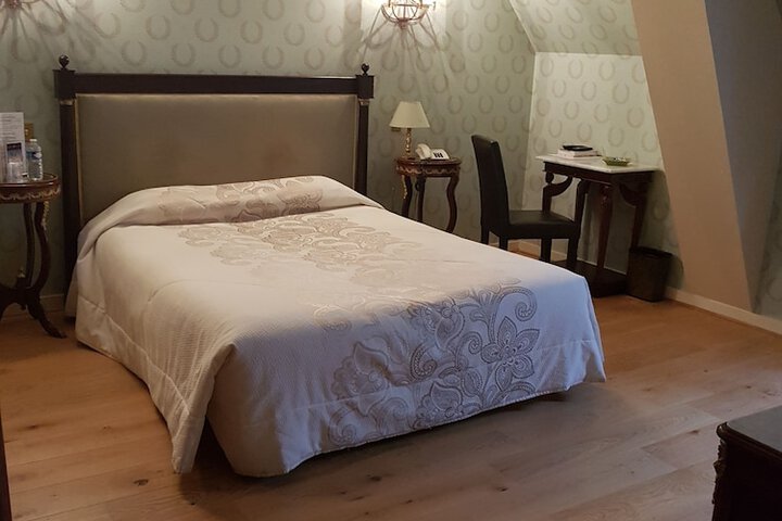 Room 3 of 27