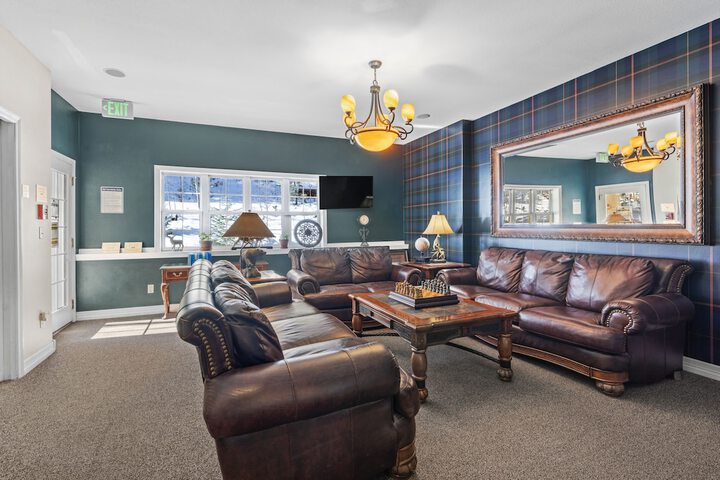 Lounge 103 of 113