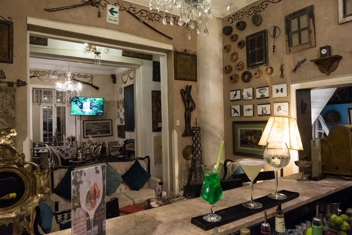 Lounge 77 of 140