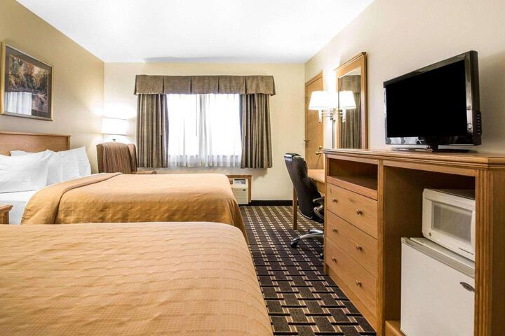 1 Queen Bed (2 of 19)