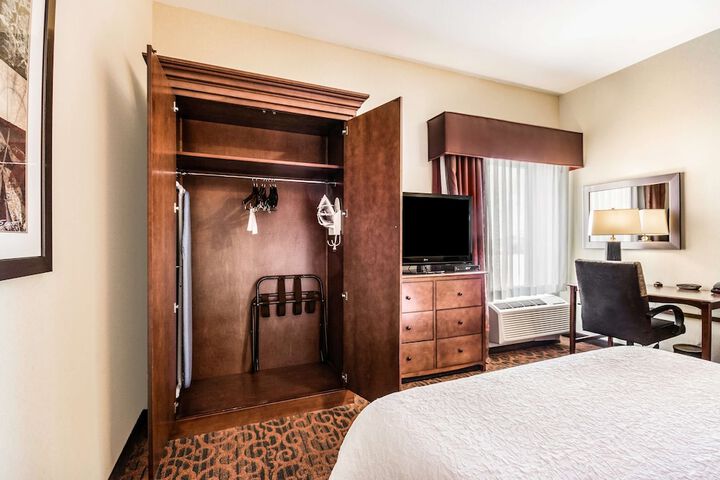 2 Queen Beds Tub Shower Combo (19 of 21)