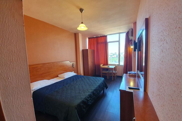Room 8 of 9