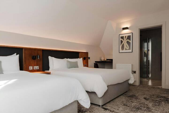 Room 9 of 12