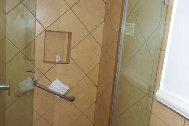 Room 33 of 60