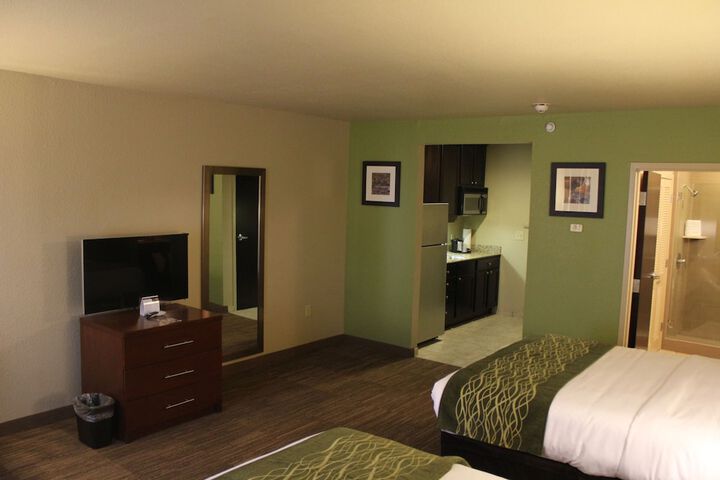 2 Queen Beds (7 of 13)