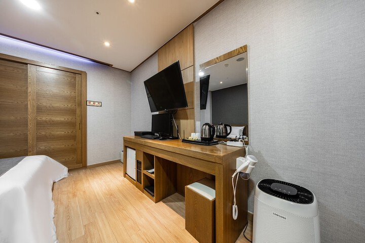 Room 12 of 91