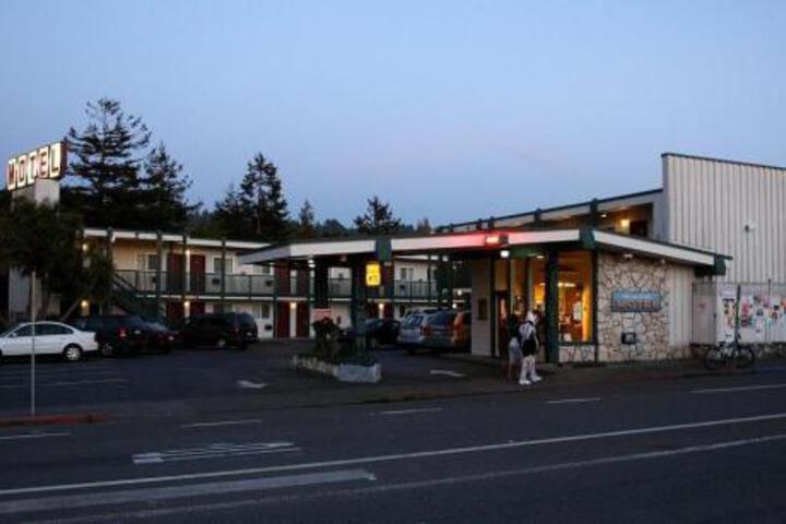 Exterior of Fairwinds Motel